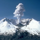 Una nube de humo se eleva del Monte Santa Helena en 1982, dos años después de su erupción. Foto: Wikimedia Commons.